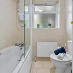 5 Bedroom - Sleeps 6 Holiday home Enfield