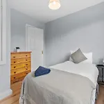 5 Bedroom - Sleeps 6 * Enfield