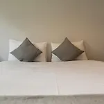 5 Bedroom - Sleeps 6 * Enfield