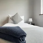 5 Bedroom - Sleeps 6 * Enfield
