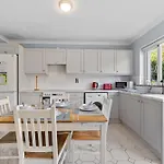 5 Bedroom - Sleeps 6 Holiday home Enfield