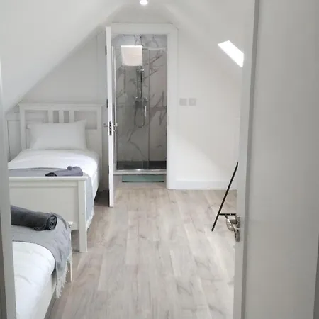 5 Bedroom - Sleeps 6 Enfield