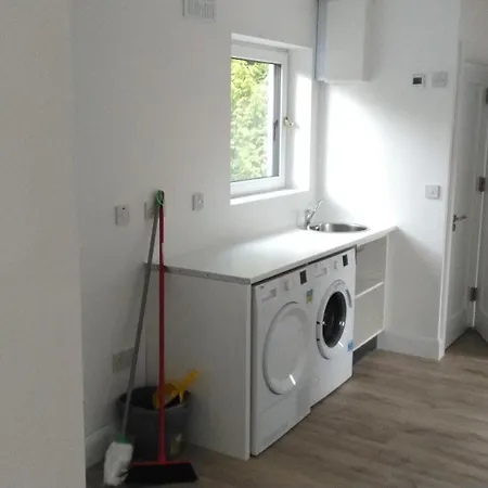 5 Bedroom - Sleeps 6 * Enfield