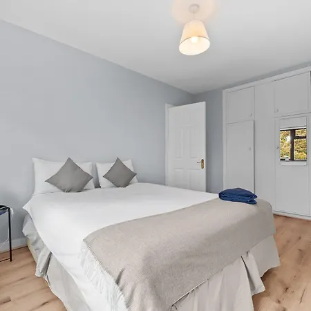 Well-located 5-bed In Enfield