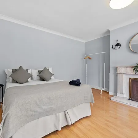 Сasa de vacaciones Well-located 5-bed In Enfield