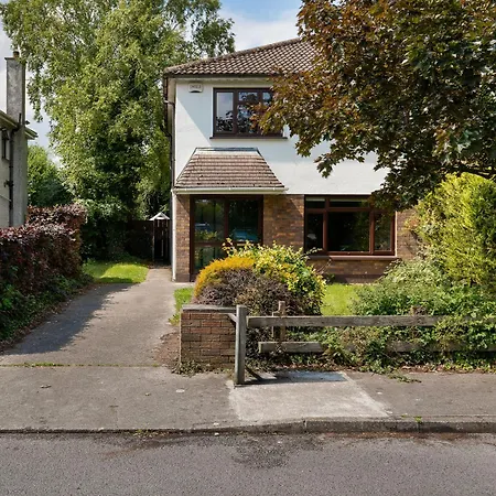 Well-located 5-bed In Holiday home Enfield