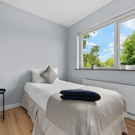 Well-located 5-bed In * Enfield