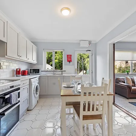 Well-located 5-bed In Сasa de vacaciones Enfield