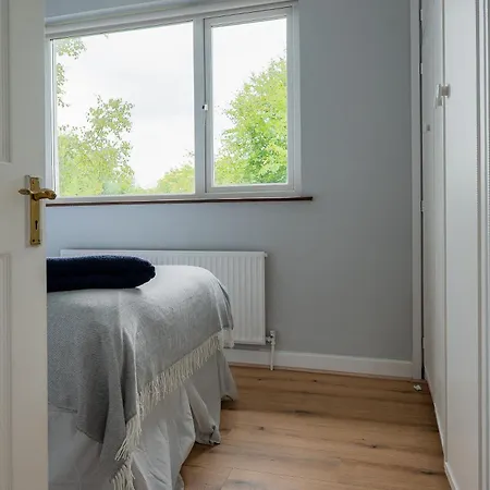 Well-located 5-bed In * Enfield