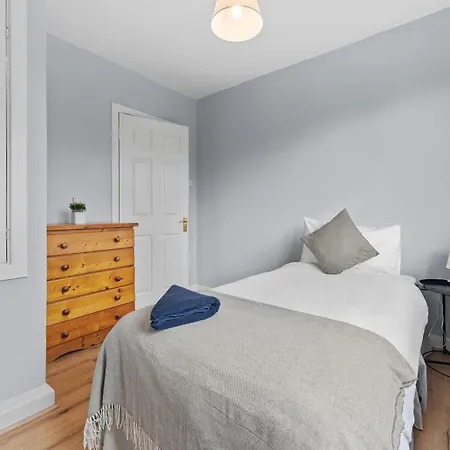 Well-located 5-bed In * Enfield