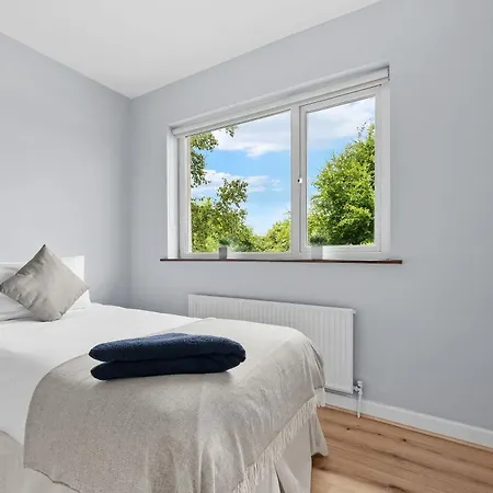 Well-located 5-bed In Enfield