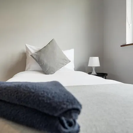 5 Bedroom - Sleeps 6 * Enfield