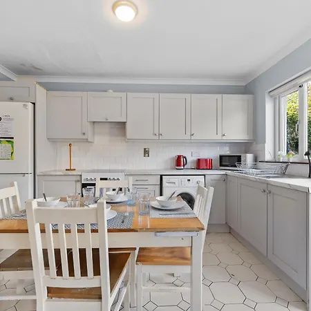 Well-located 5-bed In Сasa de vacaciones Enfield