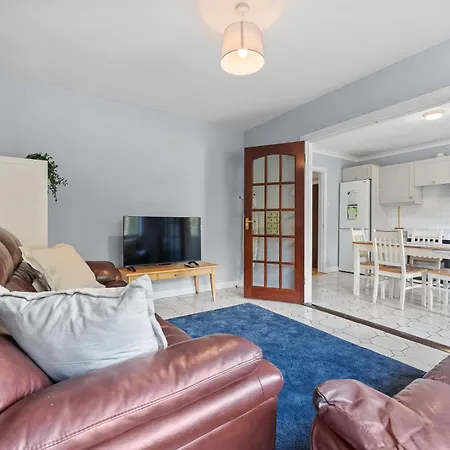 Well-located 5-bed In Enfield