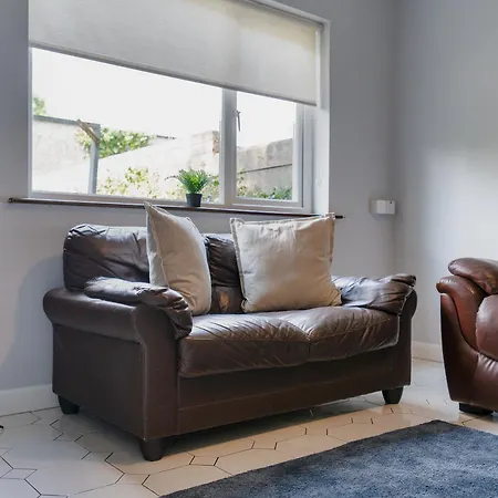 Well-located 5-bed In Holiday home Enfield