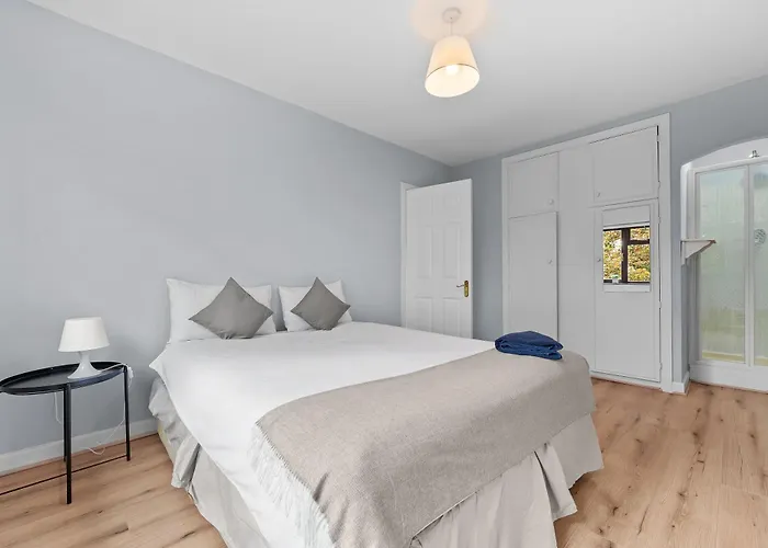 5 Bedroom - Sleeps 6 Enfield