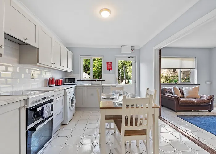 5 Bedroom - Sleeps 6 Hébergement de vacances Enfield