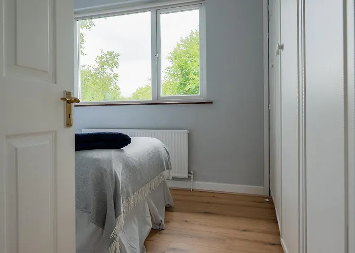 5 Bedroom - Sleeps 6 * Enfield