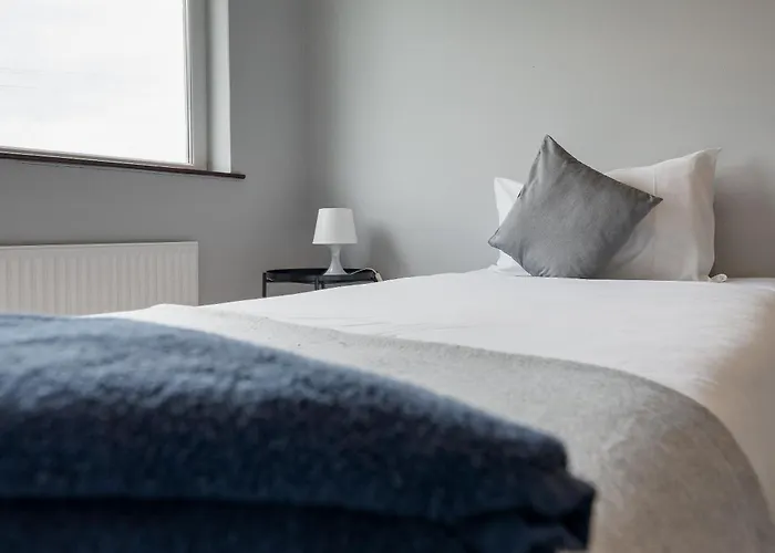 5 Bedroom - Sleeps 6 Hébergement de vacances Enfield