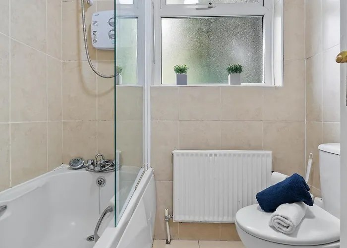 5 Bedroom - Sleeps 6 Hébergement de vacances Enfield