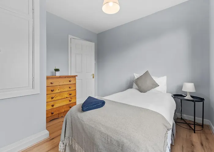 5 Bedroom - Sleeps 6 * Enfield