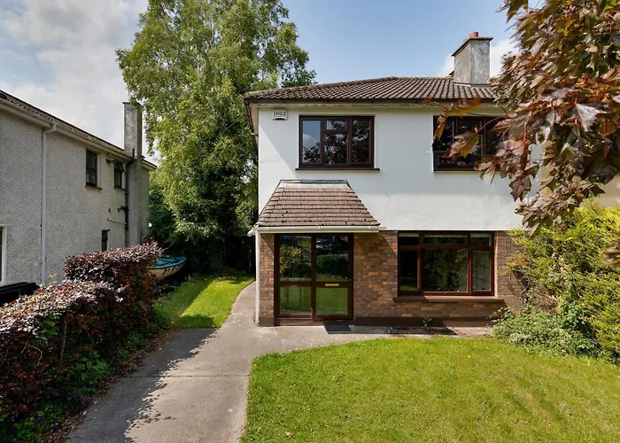 5 Bedroom - Sleeps 6 * Enfield