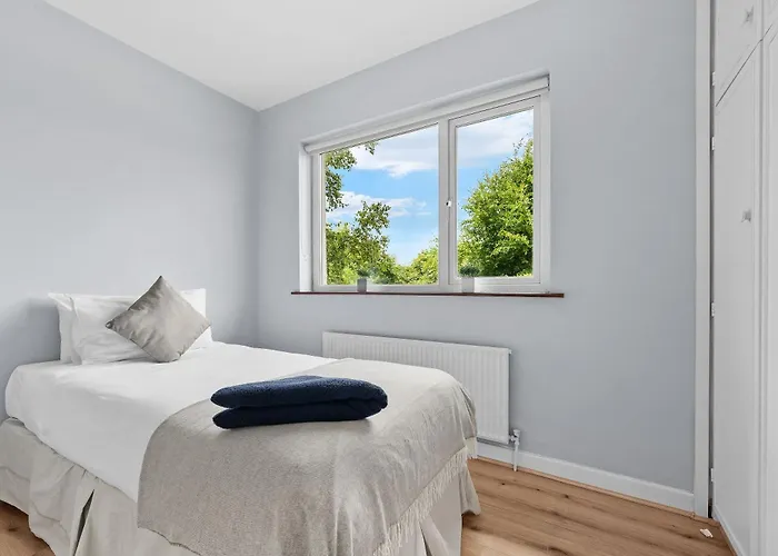 5 Bedroom - Sleeps 6 Enfield