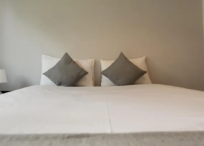 5 Bedroom - Sleeps 6 * Enfield