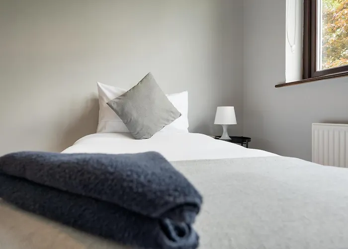 5 Bedroom - Sleeps 6 * Enfield