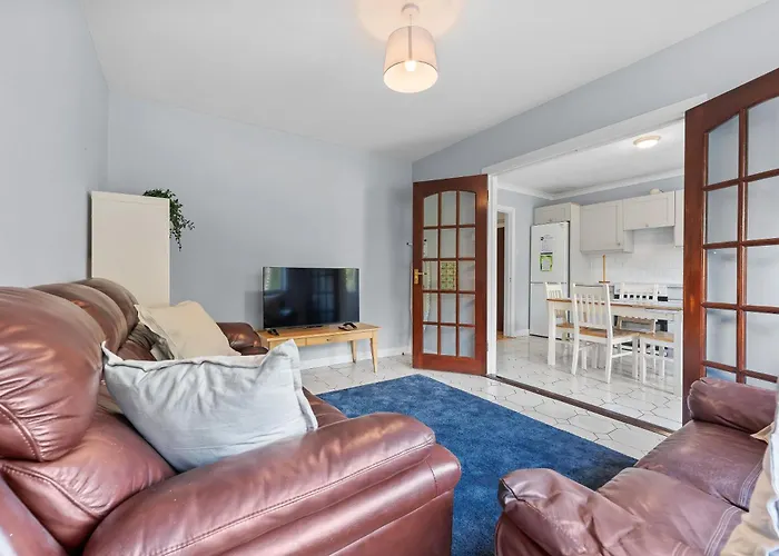 5 Bedroom - Sleeps 6 Enfield